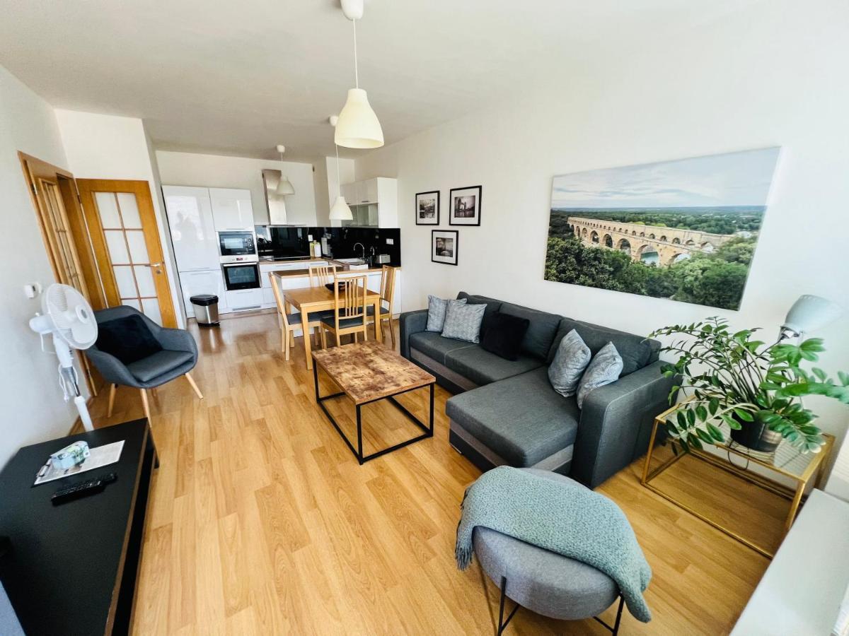 Bl City View Apartment, 24Hr Self Check-In, Free Private Parking, Panoramic View From Balcony, 5-Minute Walk To City Centre Банска бистрица Екстериор снимка