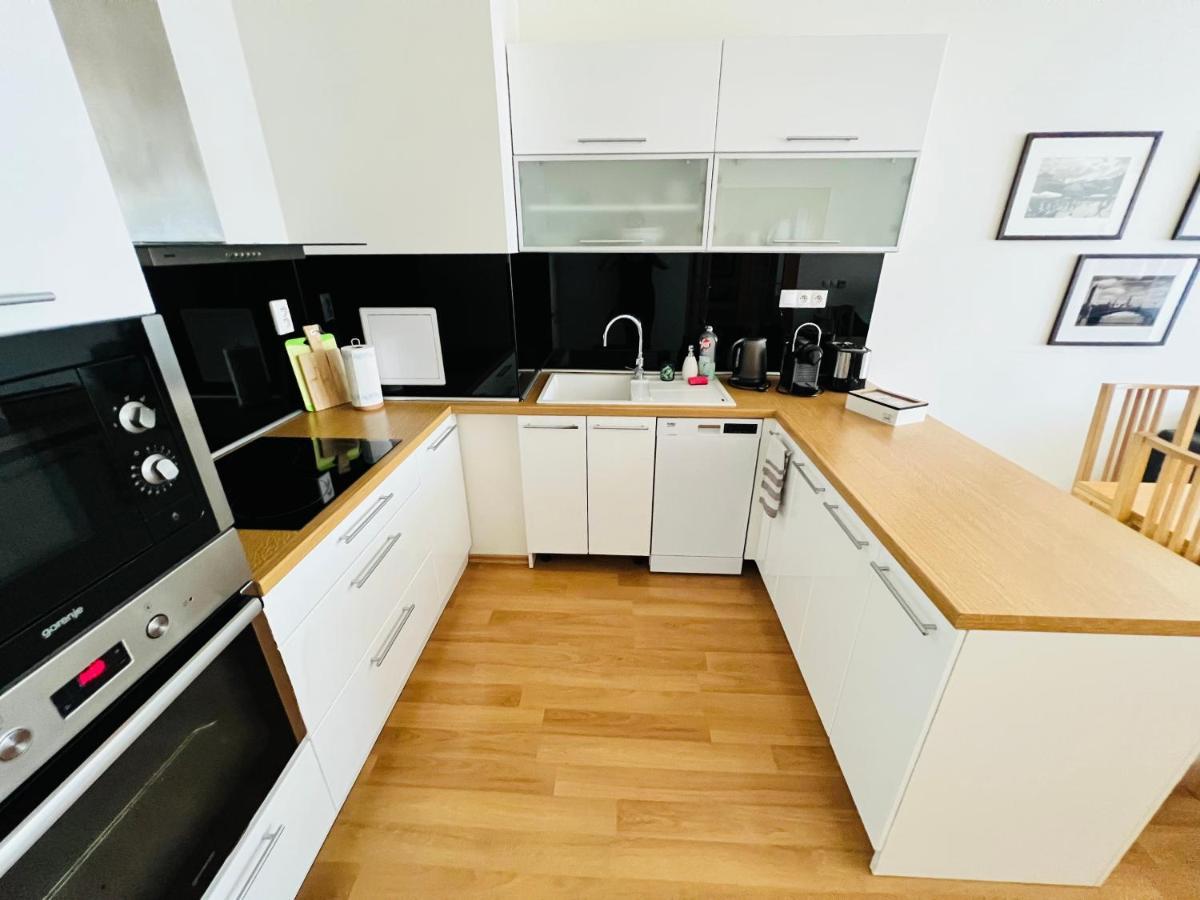 Bl City View Apartment, 24Hr Self Check-In, Free Private Parking, Panoramic View From Balcony, 5-Minute Walk To City Centre Банска бистрица Екстериор снимка