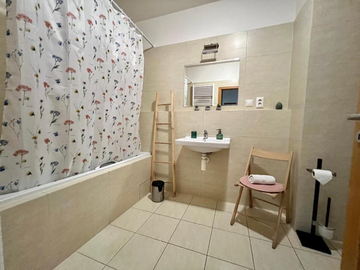 Bl City View Apartment, 24Hr Self Check-In, Free Private Parking, Panoramic View From Balcony, 5-Minute Walk To City Centre Банска бистрица Екстериор снимка